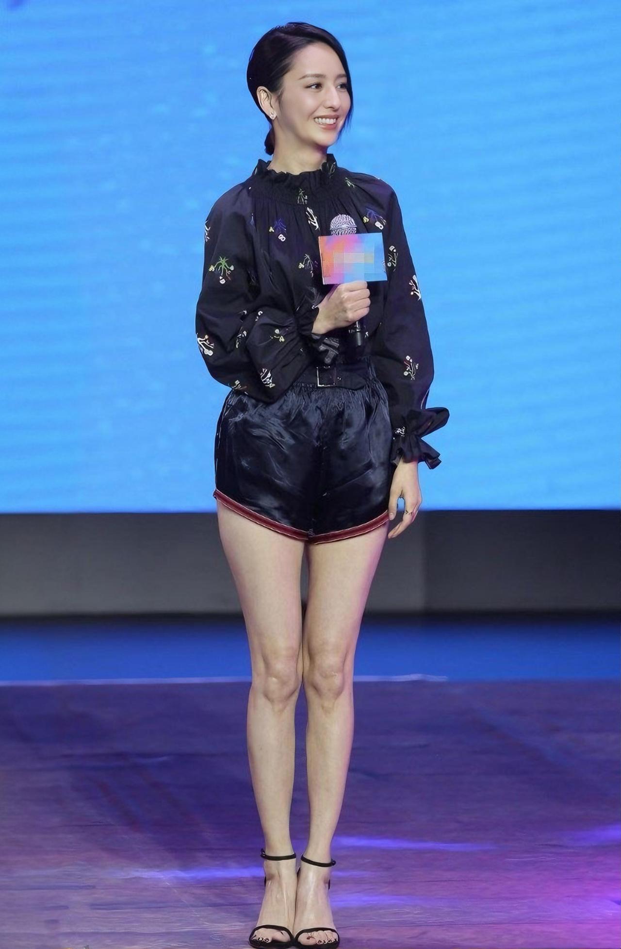 佟丽娅，完美的暴露了腿部所有缺点，这审美服了…