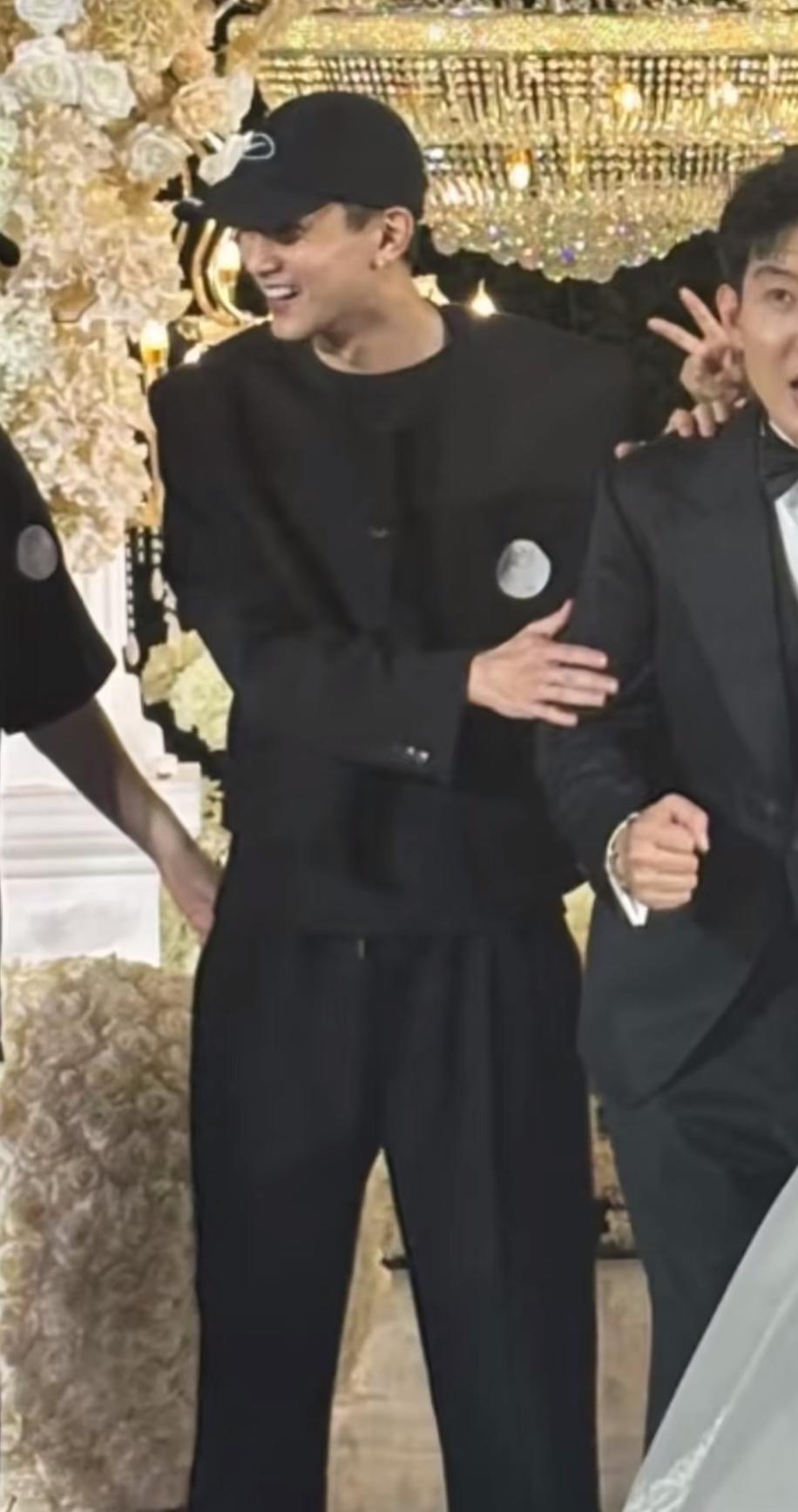 范小花出席好友婚礼，

低调着装，

满脸笑容，状态十分轻松。

近日，范小花低