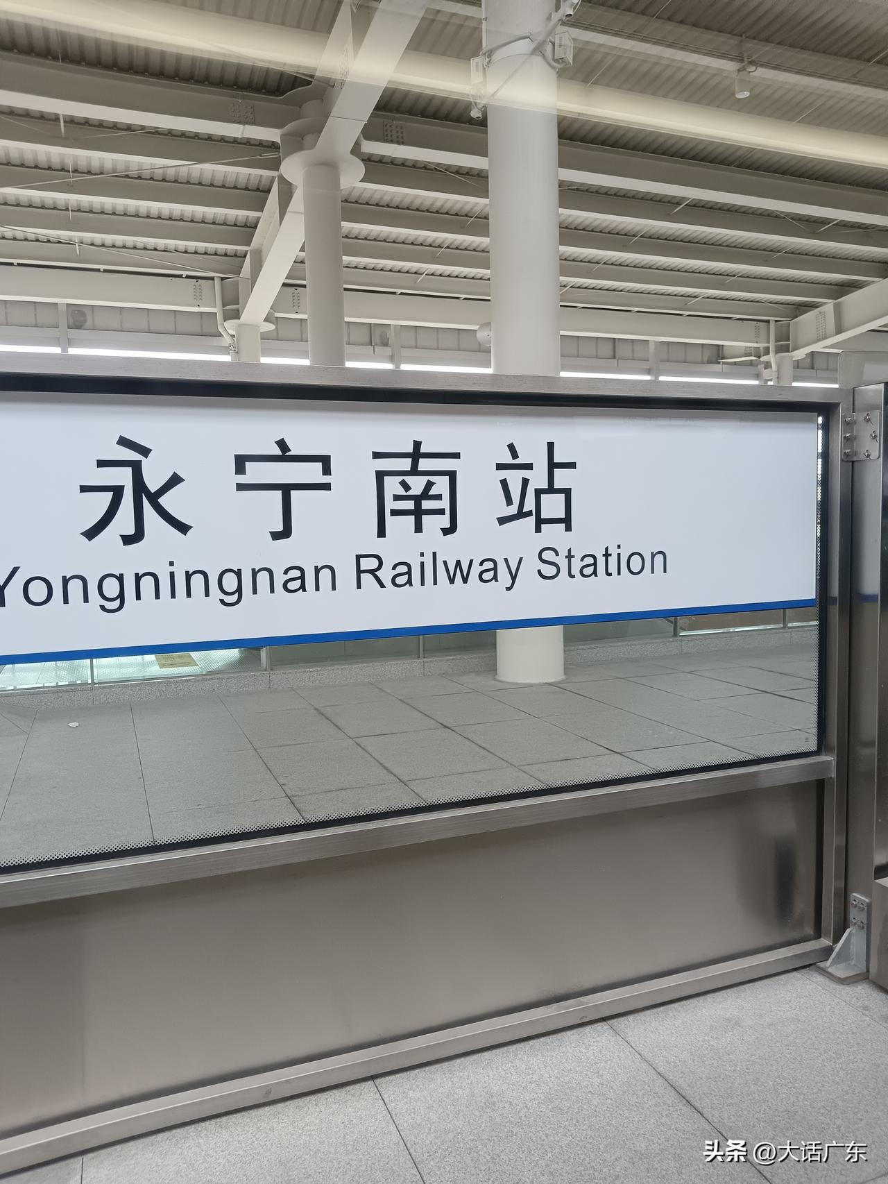 城轨通到了广州这片从前偏僻的角落。这里马上就要变成一处交通格外便捷的地方了。
