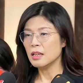 中国国民党主席当选人郑丽文受访时说，多数台湾人爱和平、怕战争，而两岸和平的关键是