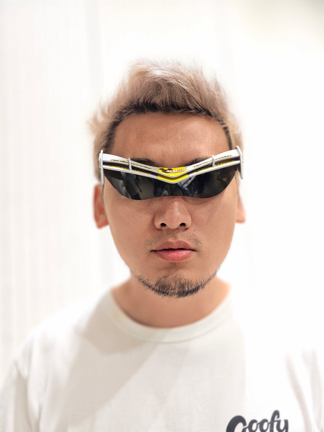 听说f1、迪士尼、GM联名出了个墨镜，卖2000多连忙赶回来试试，怎么说呢，过于