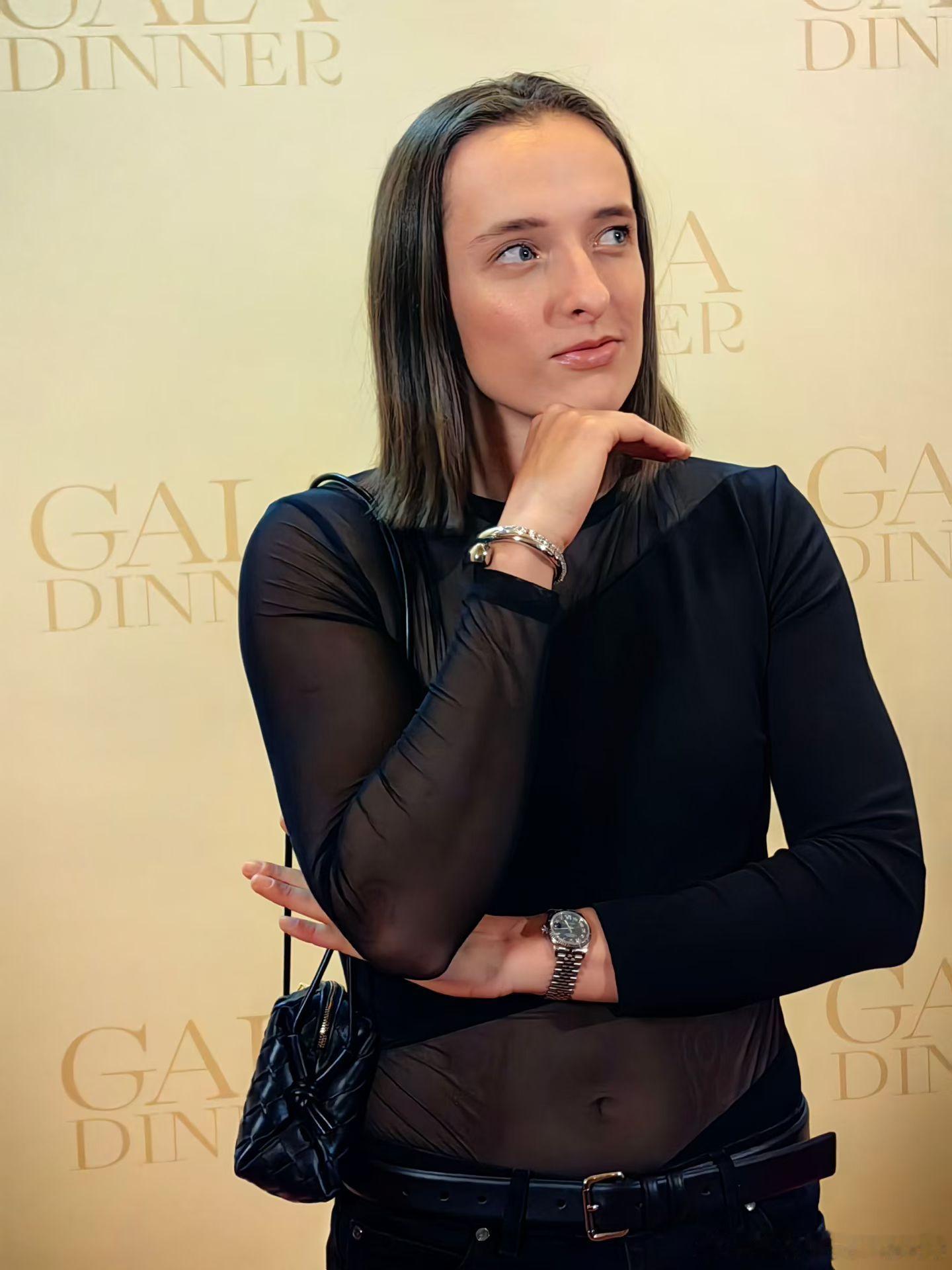 斯瓦泰克和莱巴金娜，两位是今天晚宴最受欢迎的国际球员，到场的嘉宾几乎都想找Iga