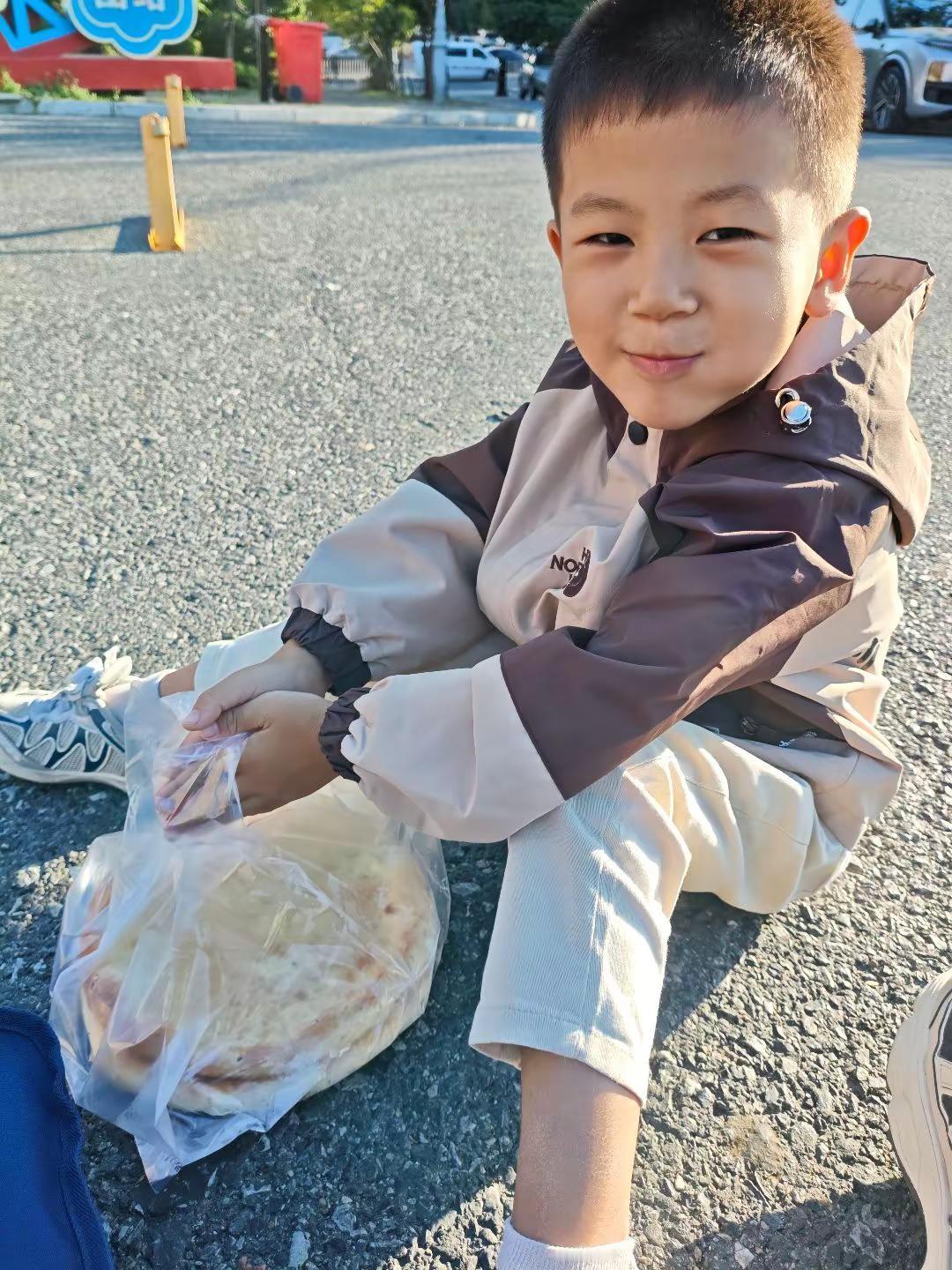 为什么我儿会这么喜欢吃馕小朋友吃饼 吃饼的小朋友