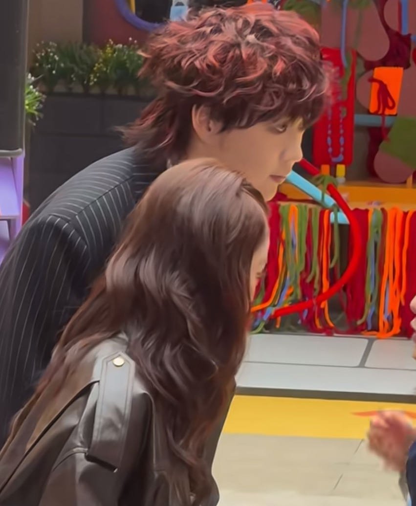 连保安都在嗑王王队想要保安视角的王王队直拍今天王男王广同框，是真的有点东西。俩人