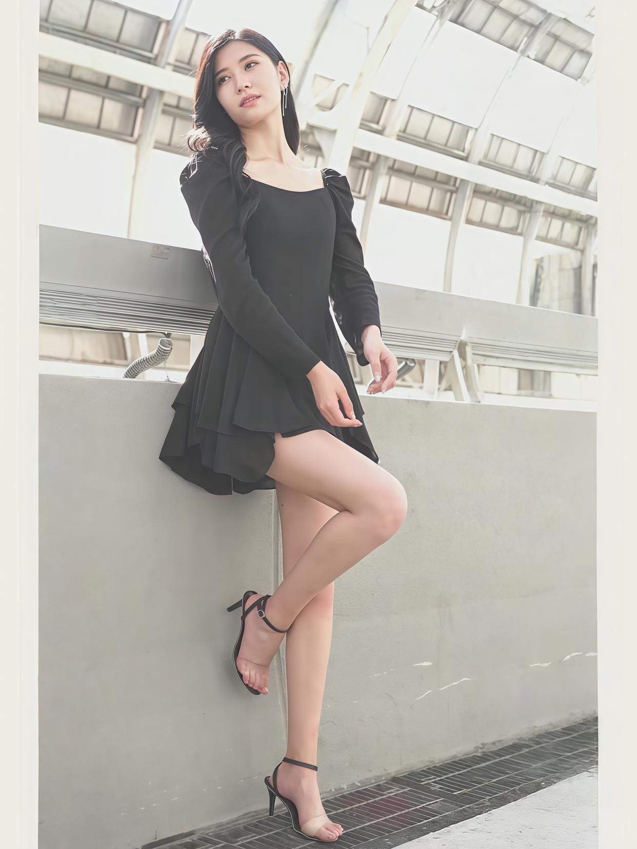 一条显瘦满分的黑色方领连衣裙！方领设计不仅复古，还能很好地展现锁骨线条；泡泡袖增