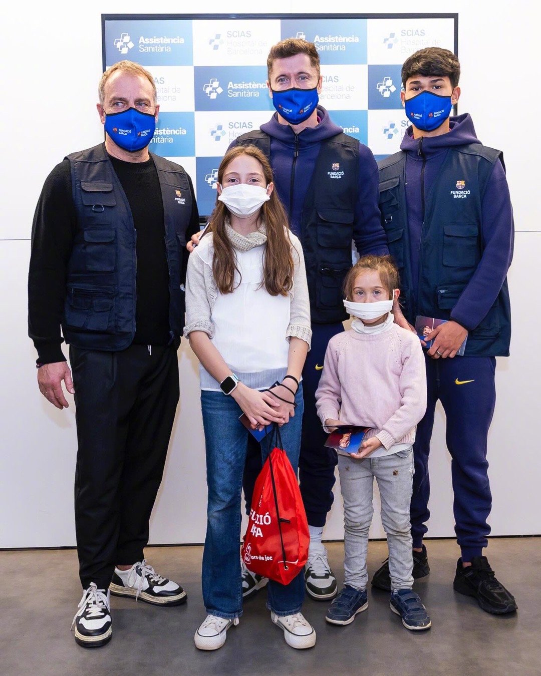 ❤️💙不仅仅是一家俱乐部🏥履行圣诞传统，巴萨主教练弗里克带领球员在训练结束后