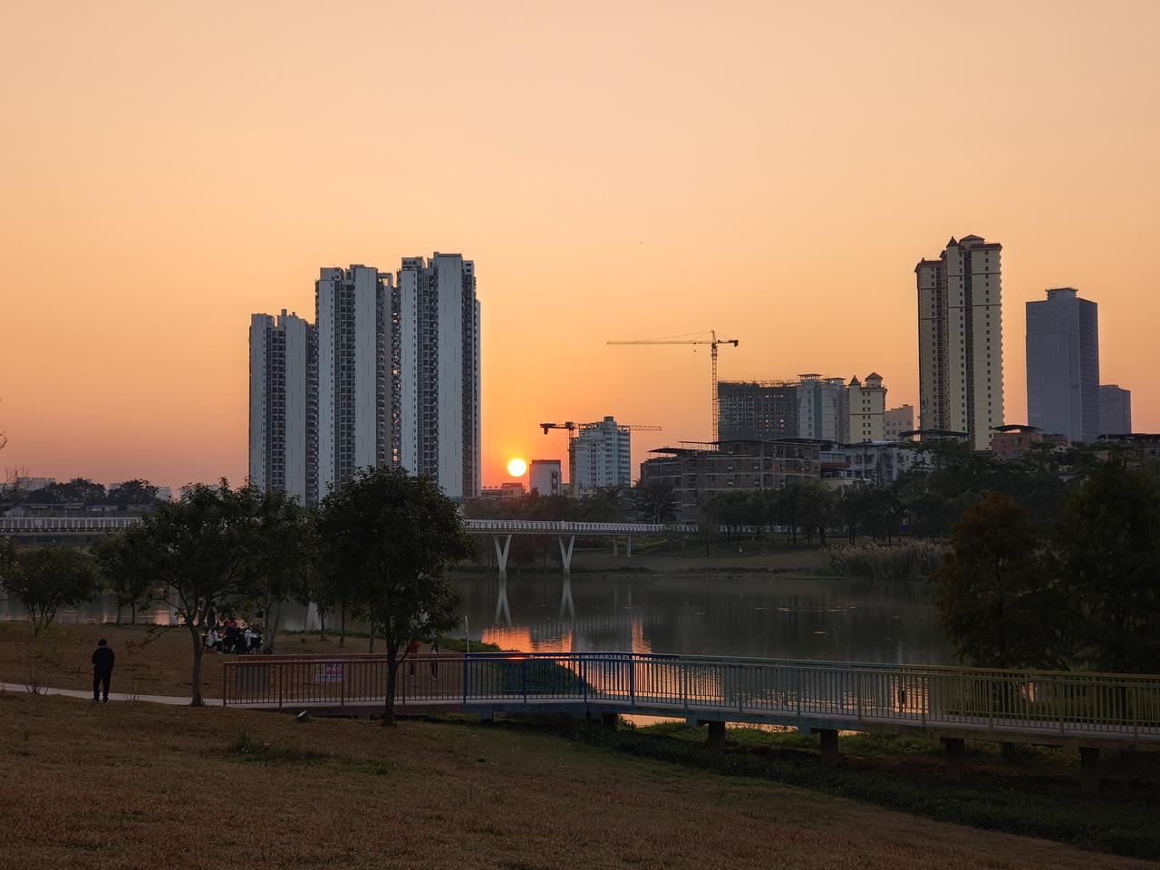 克里希那穆提在《生命之书》里对“权威”的批判很深刻。他说的权威，不是指法律权力，