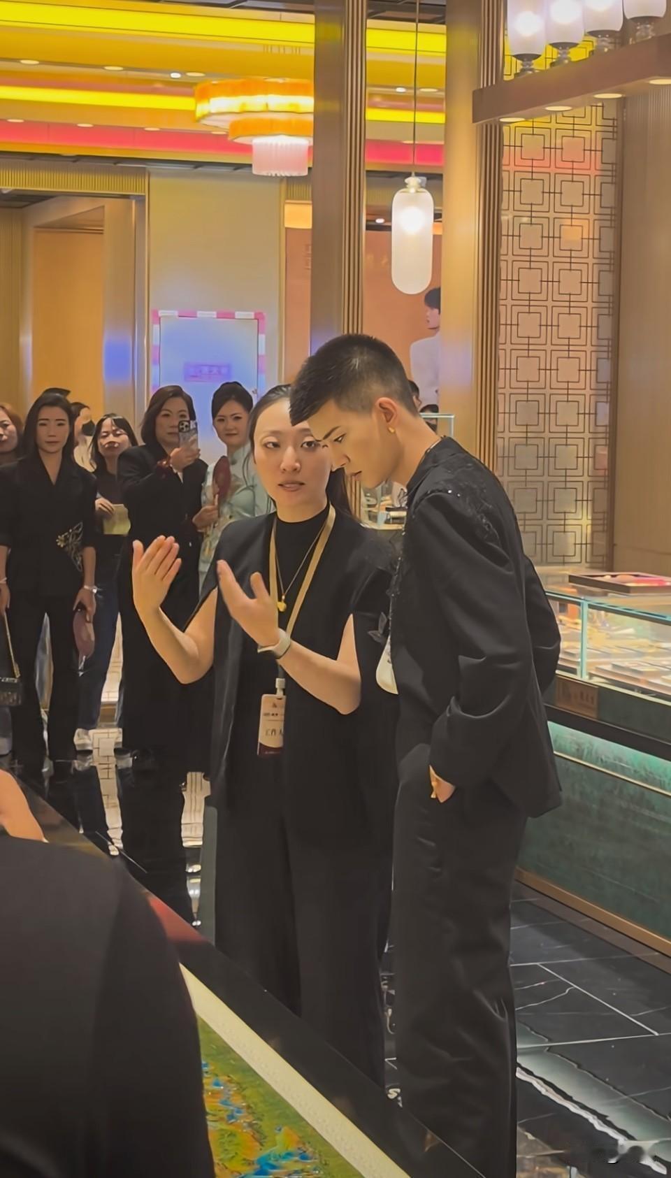 这是哪个男明星去线下金店里买首饰了，旁边围着好多粉丝给他拍照，感觉他也没有传说中