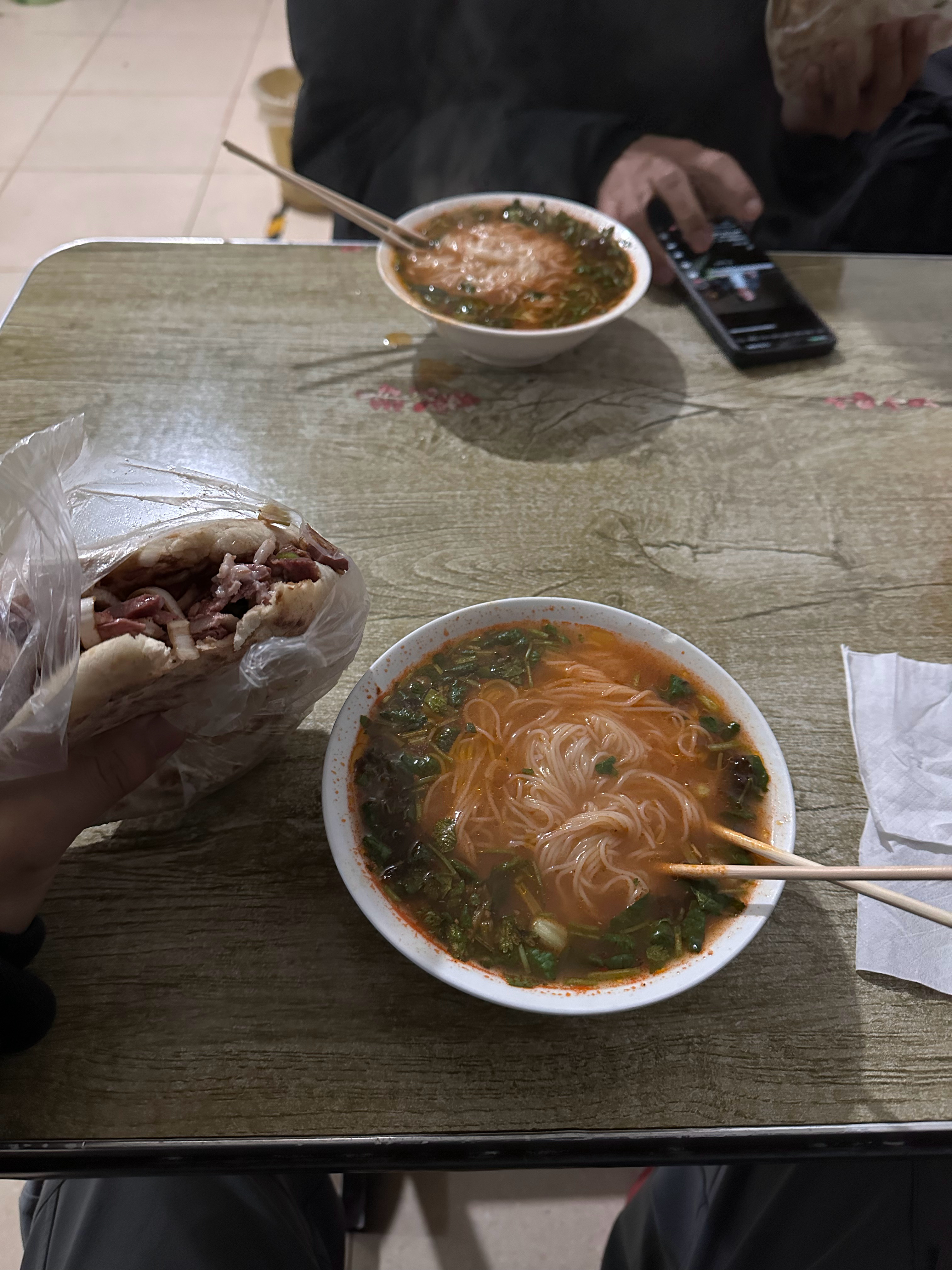 带粉丝打完球干饭 