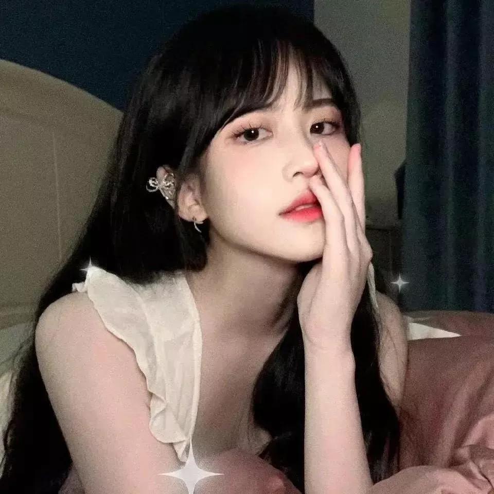 ✨夜晚的温柔，少女沉思的瞬间✨夜景气质少女 沉思静谧氛围 沉思少女 车内的沉思者