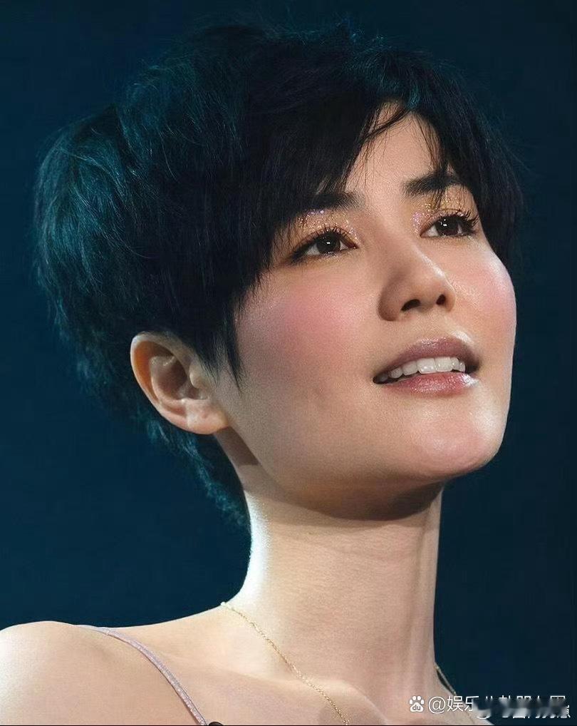 王菲笑容自带氛围感，牙齿整齐皓白，浅笑之间气质温婉，魅力尽显。 