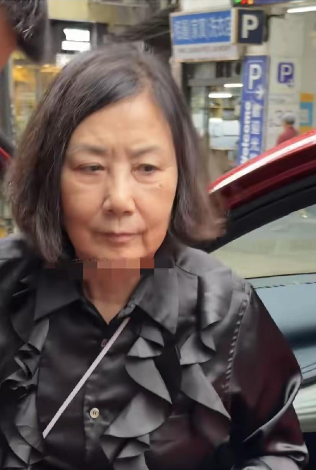 78岁的汪明荃离开了滤镜，纯素颜，跟普通年龄相仿差不多，纯素颜的她，脸色蜡黄，眼