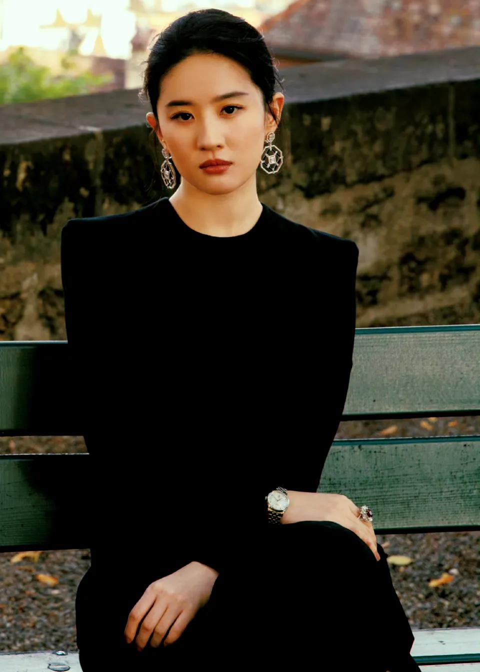 刘亦菲内心非常强大，
她从来不在乎别人的看法。
记者问她：“男生喜欢纯情眼睛大的