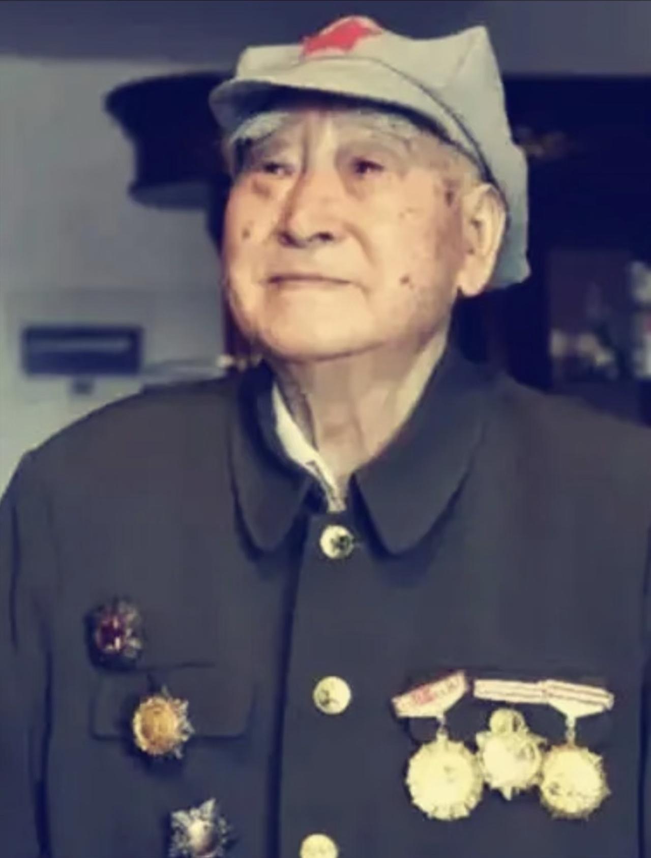 你见过把几十块弹片当“终身勋章”带了一辈子的老红军吗？这位是开国上校秦光，13岁