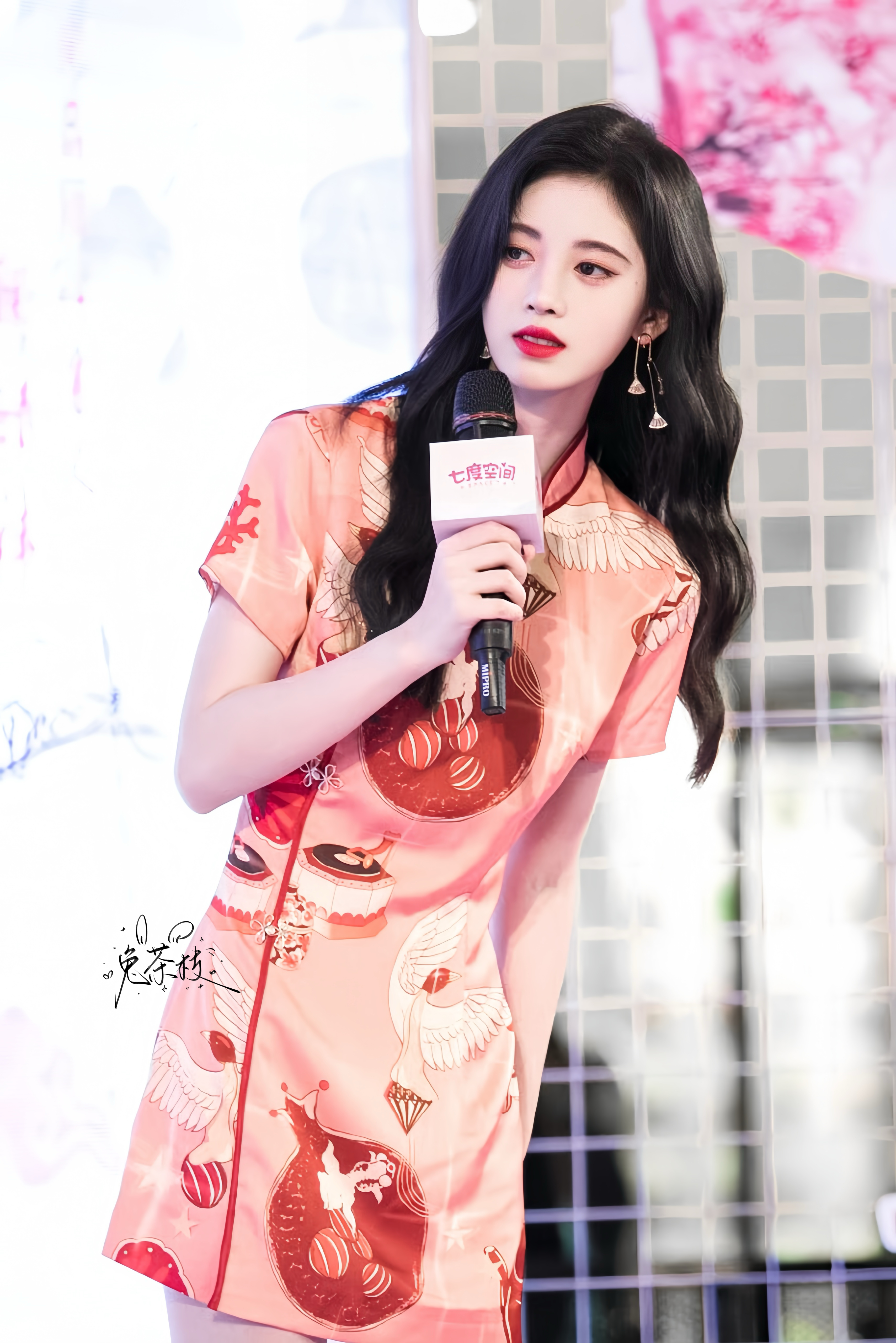 鞠味溢出屏幕鞠婧祎她的脸像自带磨皮一样 ​​​