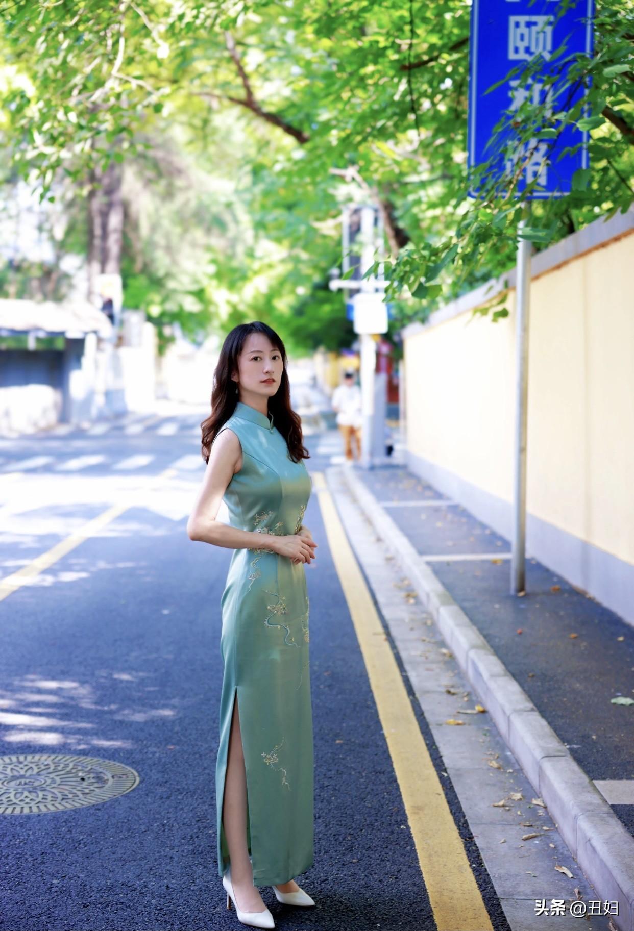 纯天然美女长啥样子五官分布自然，不会特别紧凑或分散。