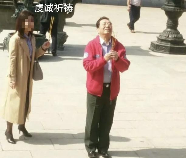 李双江顶礼膜拜
·江苏隆昌寺，李双江身穿着红色上衣，下穿绿色军裤，双手捧着三柱香