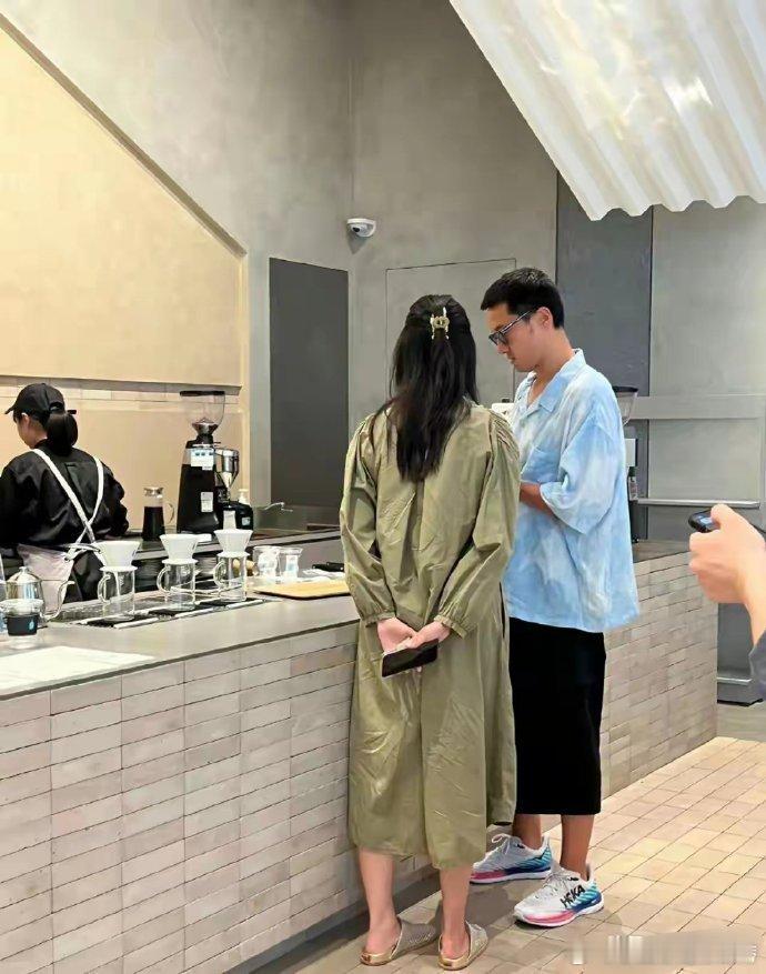 王传君有一米八七，站在他身旁的妻子齐溪174cm，相差13cm的两人，看着竟然差