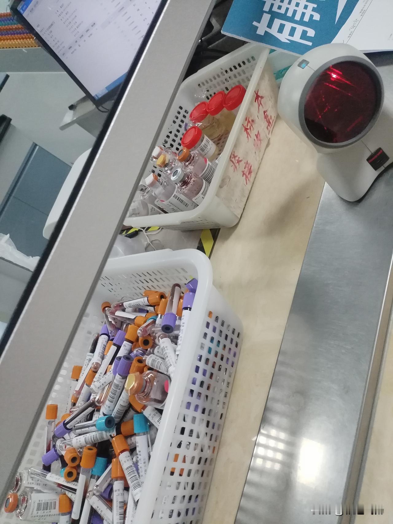 最近重症监护室来的都是脑出血患者，几乎来了就是插管，昏迷。可能是要换季的原因，天