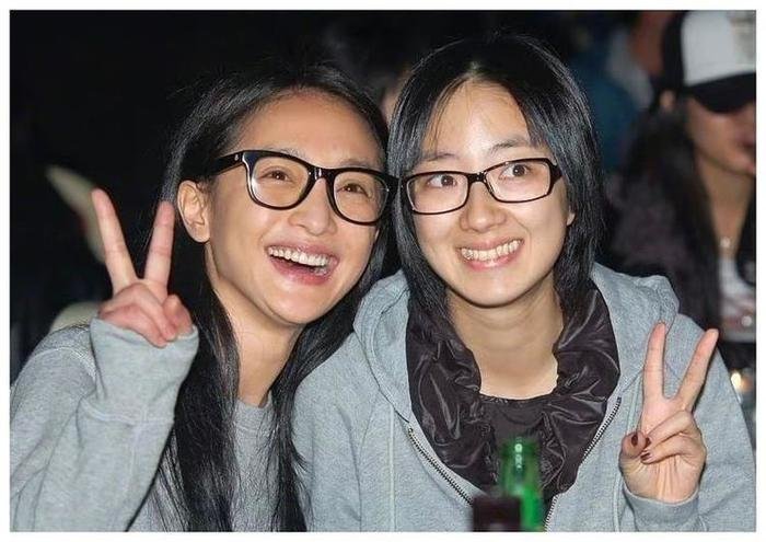 周迅曾经的素颜照，黑框眼镜学生气十足，还和桂纶镁同框合照，充满青春的气息！ ​​