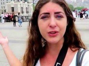一位外国女游客在中国玩了一个多月，临走前发视频吐槽，说对中国的整体印象很差，而她