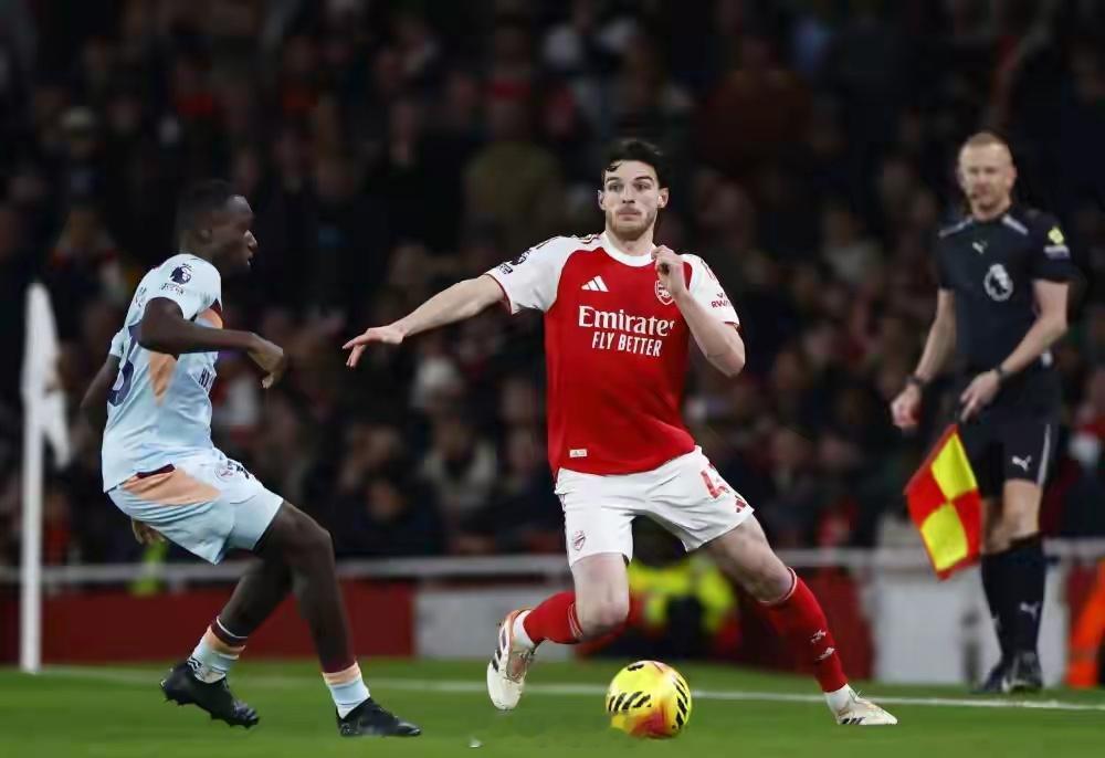 英超第19轮榜首大战即将上演，阿森纳主场迎战阿斯顿维拉。前者需复仇第15轮的绝杀