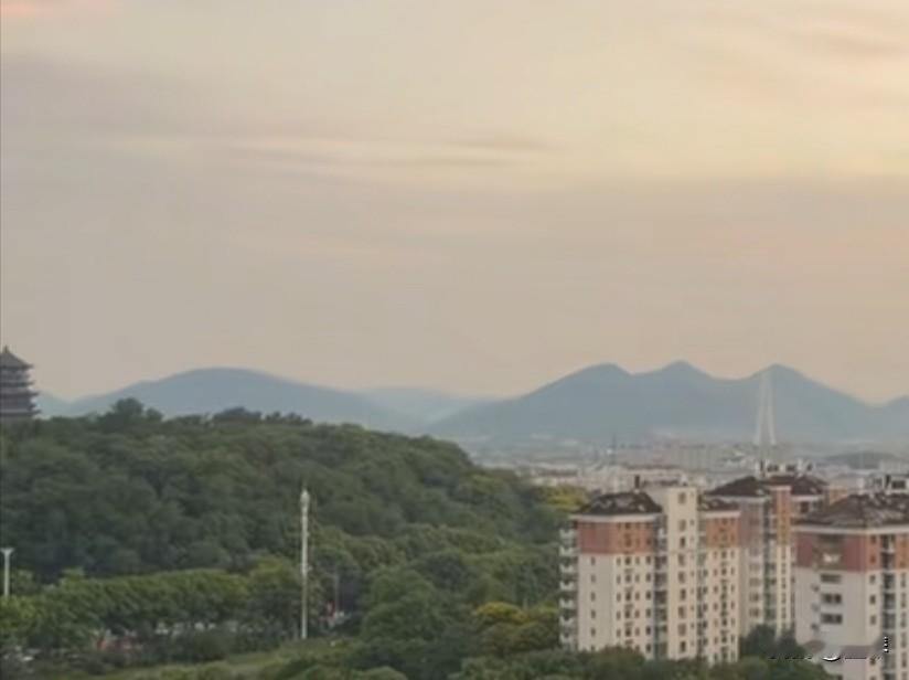 为什么现在很少有人吐槽三千月薪了，是工资在跌，还是经济在缩水？

几年前网上到处