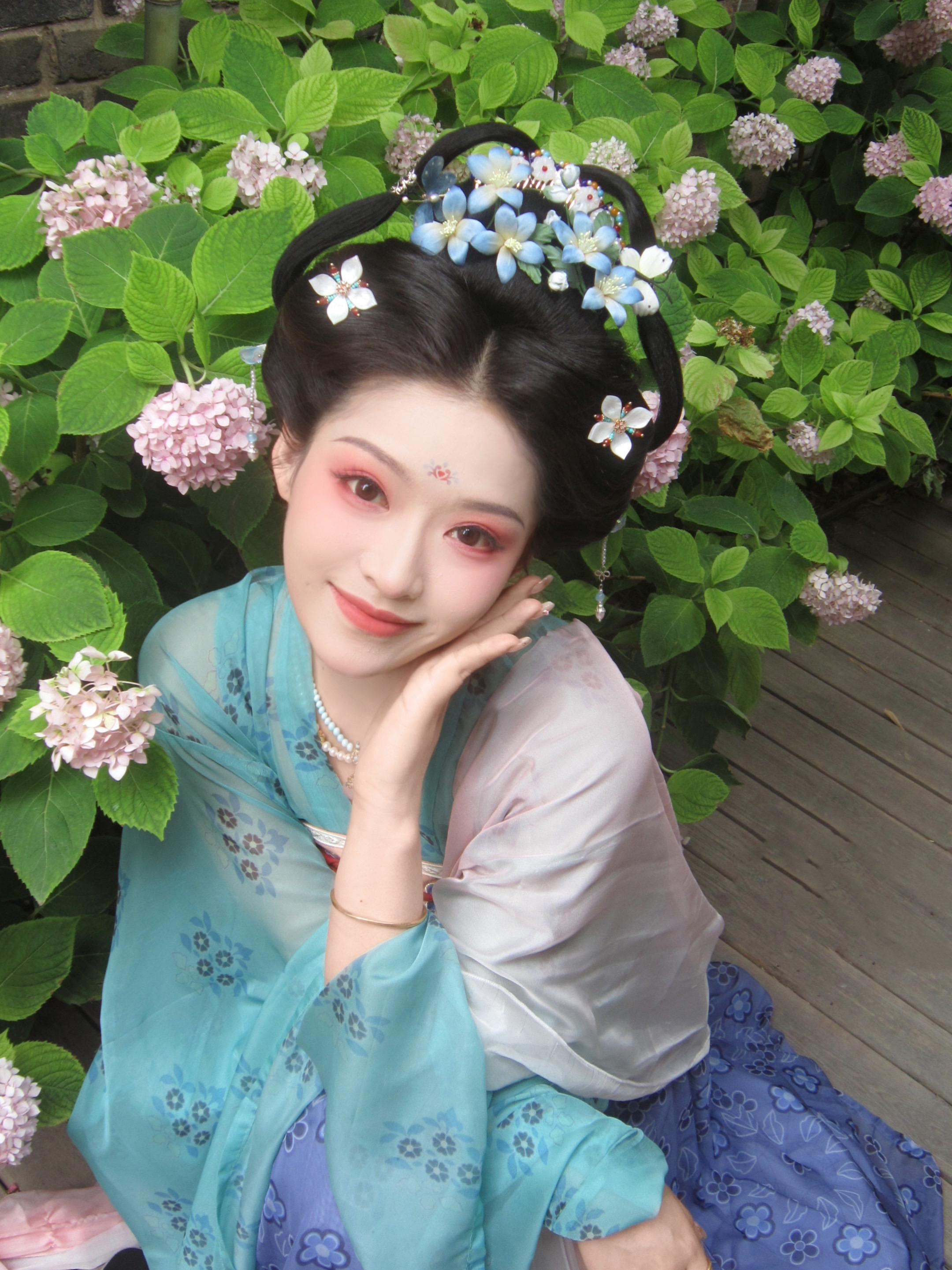 山之高 月初小 月之小 何皎皎 我有所思在远道 汉服妆造