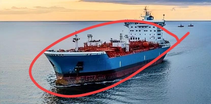 今天刷手机看到大新闻，美军在北大西洋把一艘挂着俄罗斯国旗的“水手”号油轮给扣了。