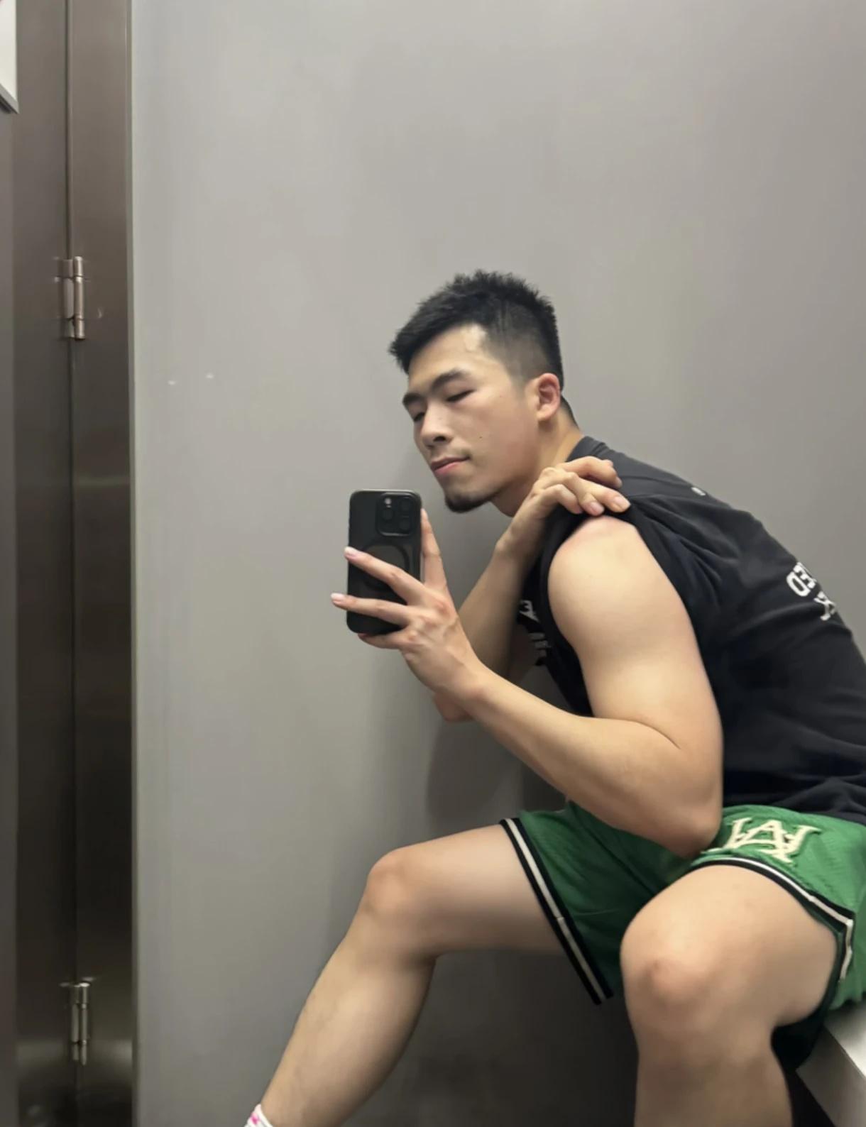 今日份的楼梯间摆拍
努力喝白水！介绍一个小哥哥 体育生 运动万粉助力计划 见人不