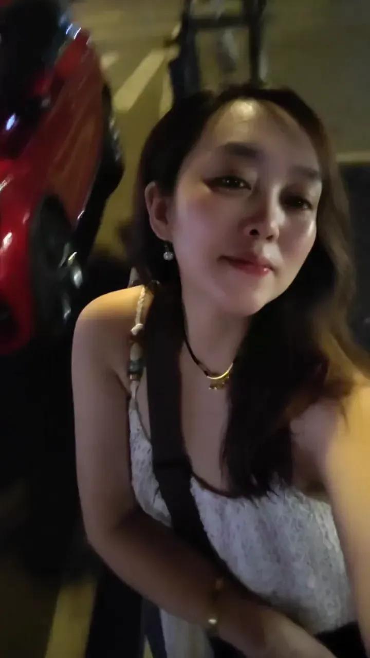 一个女同事最近总是在串岗找我，聊一些有的没的，我都没给她对她感冒的信号，也不知道