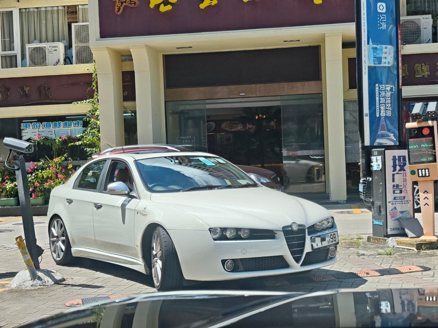 开放港车北上后，珠海街头的汽车有趣程度直线上涨，仿佛又回到了我儿时的那个时候[爱