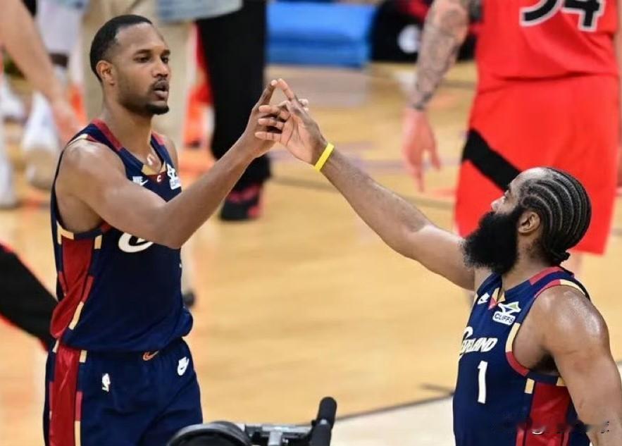 哈登球迷休赛期关注点来了！骑士冲冠如何运作？

NBA总决赛接近尾声，那么接下来