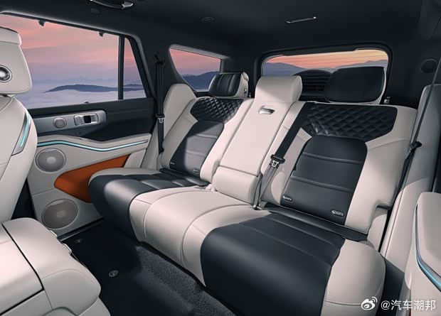 坦克700 Hi4-Z内饰官图一露面就挺抓眼球，环抱式设计、双拼配色，质感拉满，