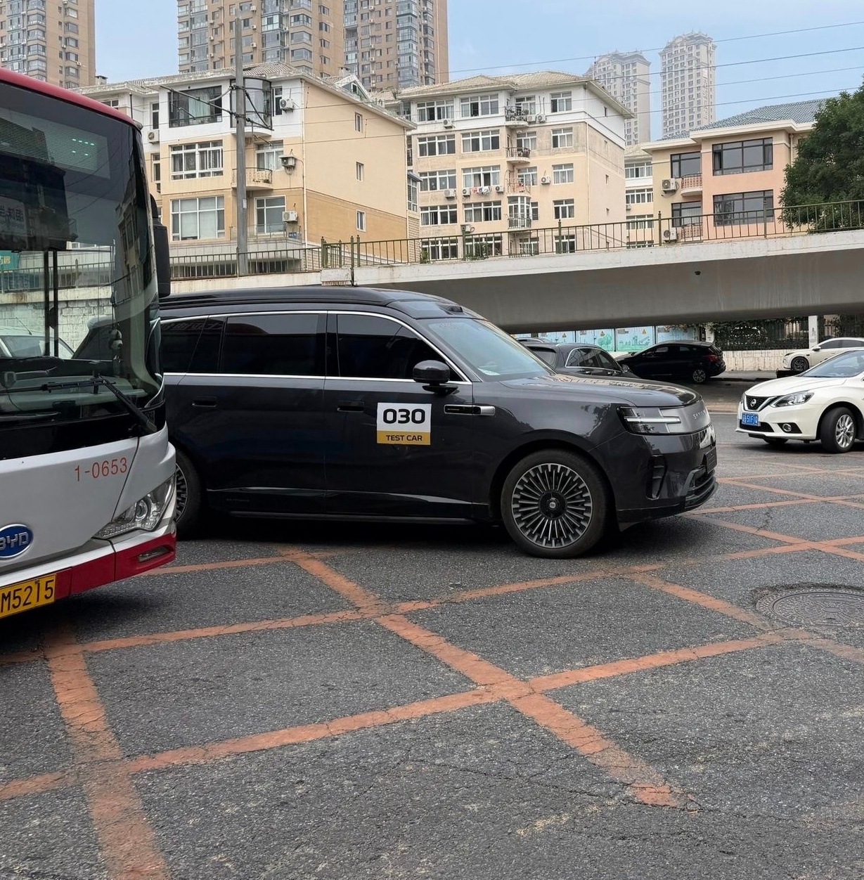 这个角度猛地看过去，像是GMC商务车或者高顶奔驰V的感觉带升顶的澎程N90，在视