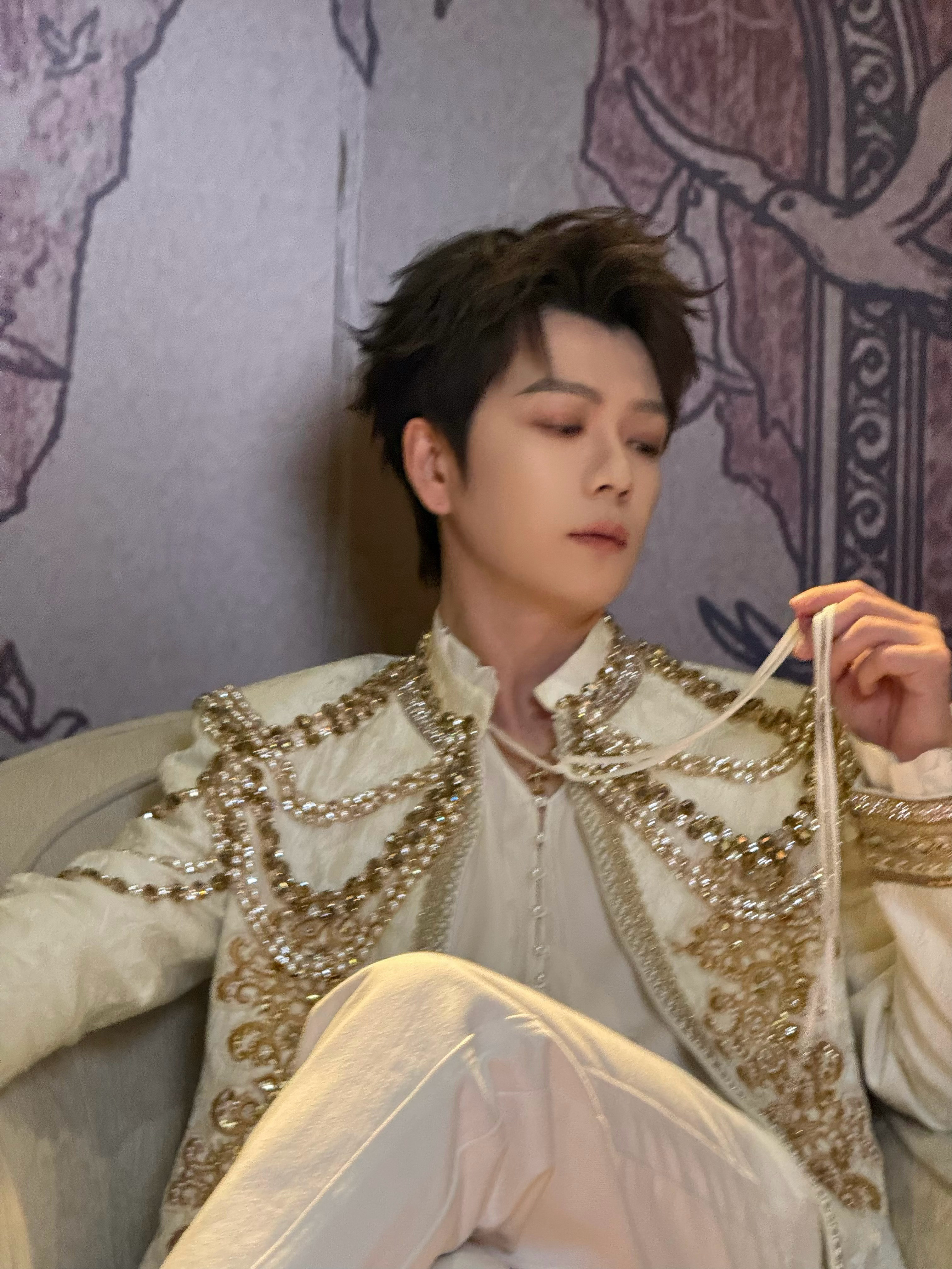 不知道王栎鑫唱什么光看脸了 这个王栎鑫完全老来俏来的，怎么越活越年轻了呢最近舞台