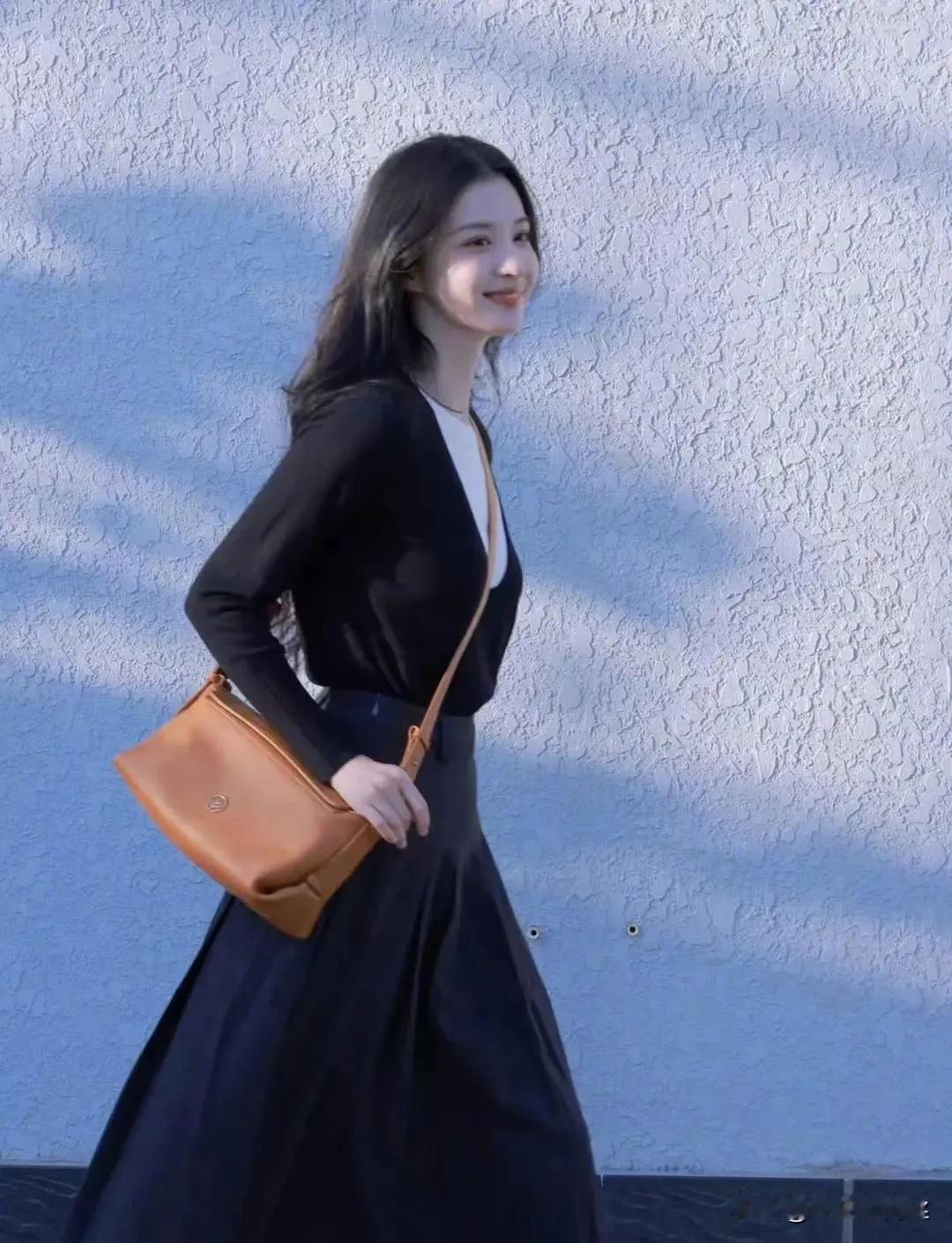 王楚然对自身美丽与气质的驾驭，如同闲庭信步般自如，展现了她独特的个人魅力。
