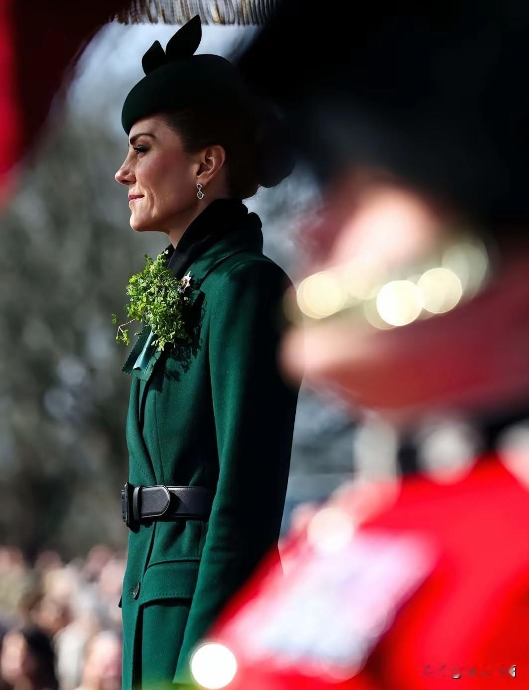 瘦成了纸片的凯特王妃，又恢复了灿烂的笑容，可见现在的心情应该不错。

持续抗癌当