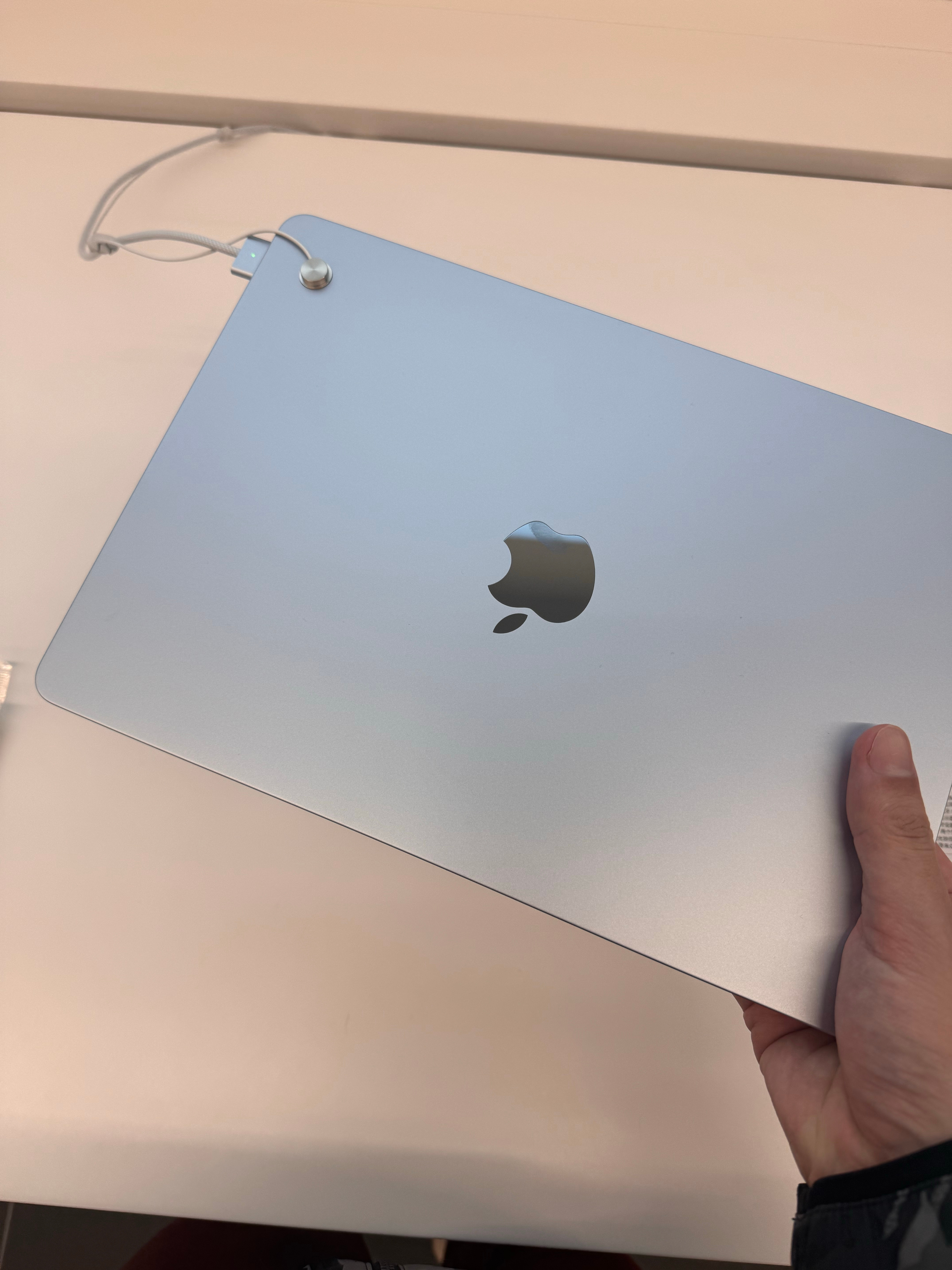 来长沙万象城一家苹果零售店看看新款 M4 MacBook Air，这颜色确实爱了