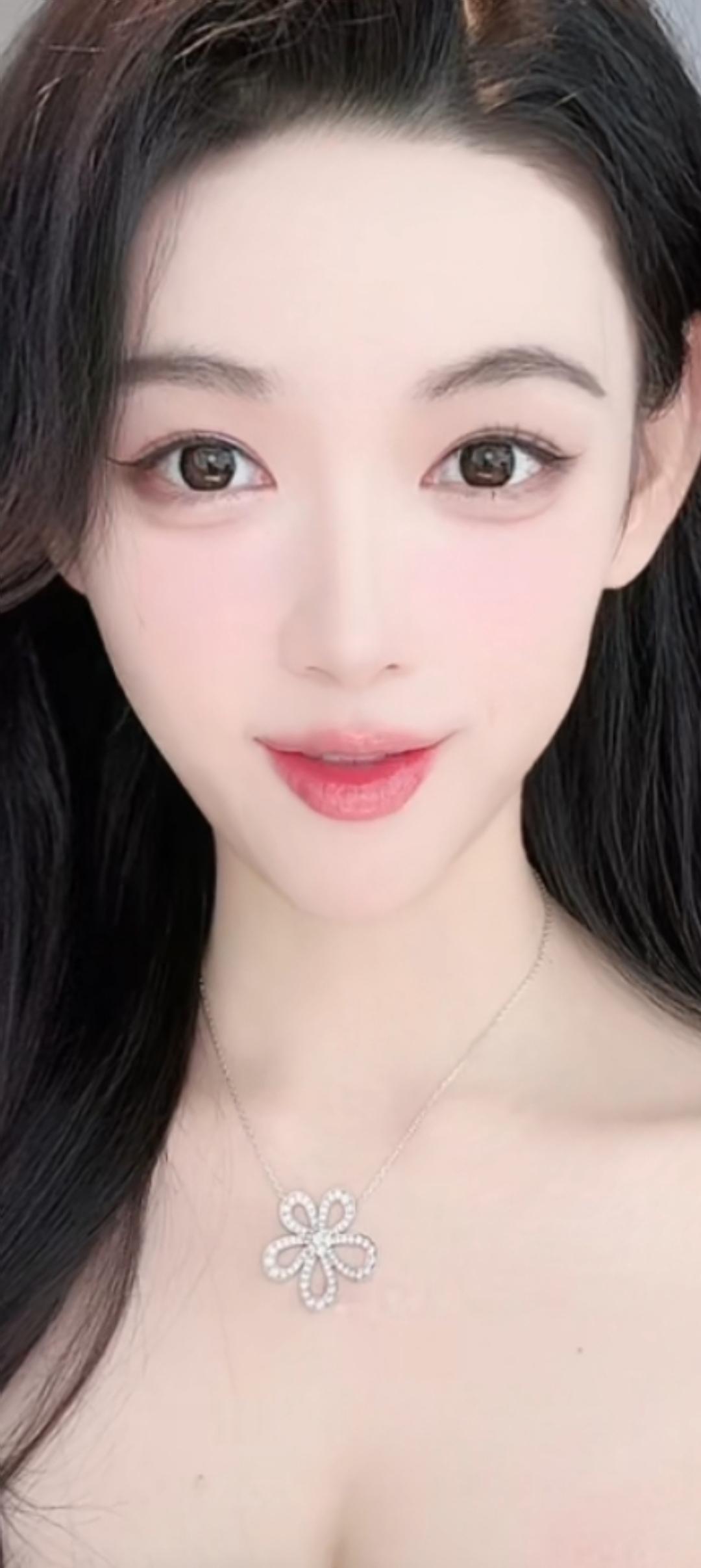 这姑娘笑起来好甜啊！