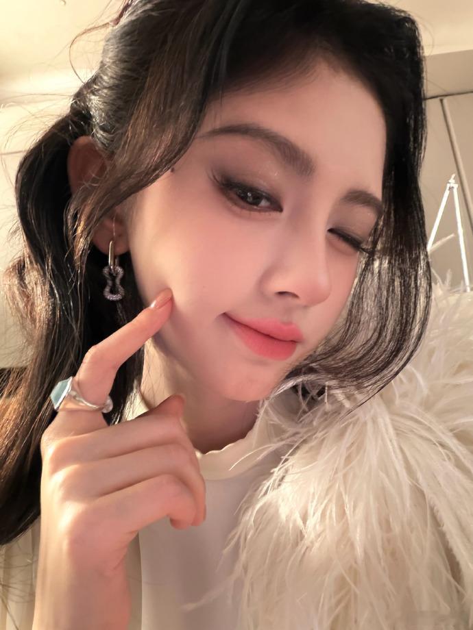 鞠婧祎这几张完全贵卡级别鞠婧祎自拍贵卡级别 ​​​鞠婧祎也太会拍了吧！这几张自拍