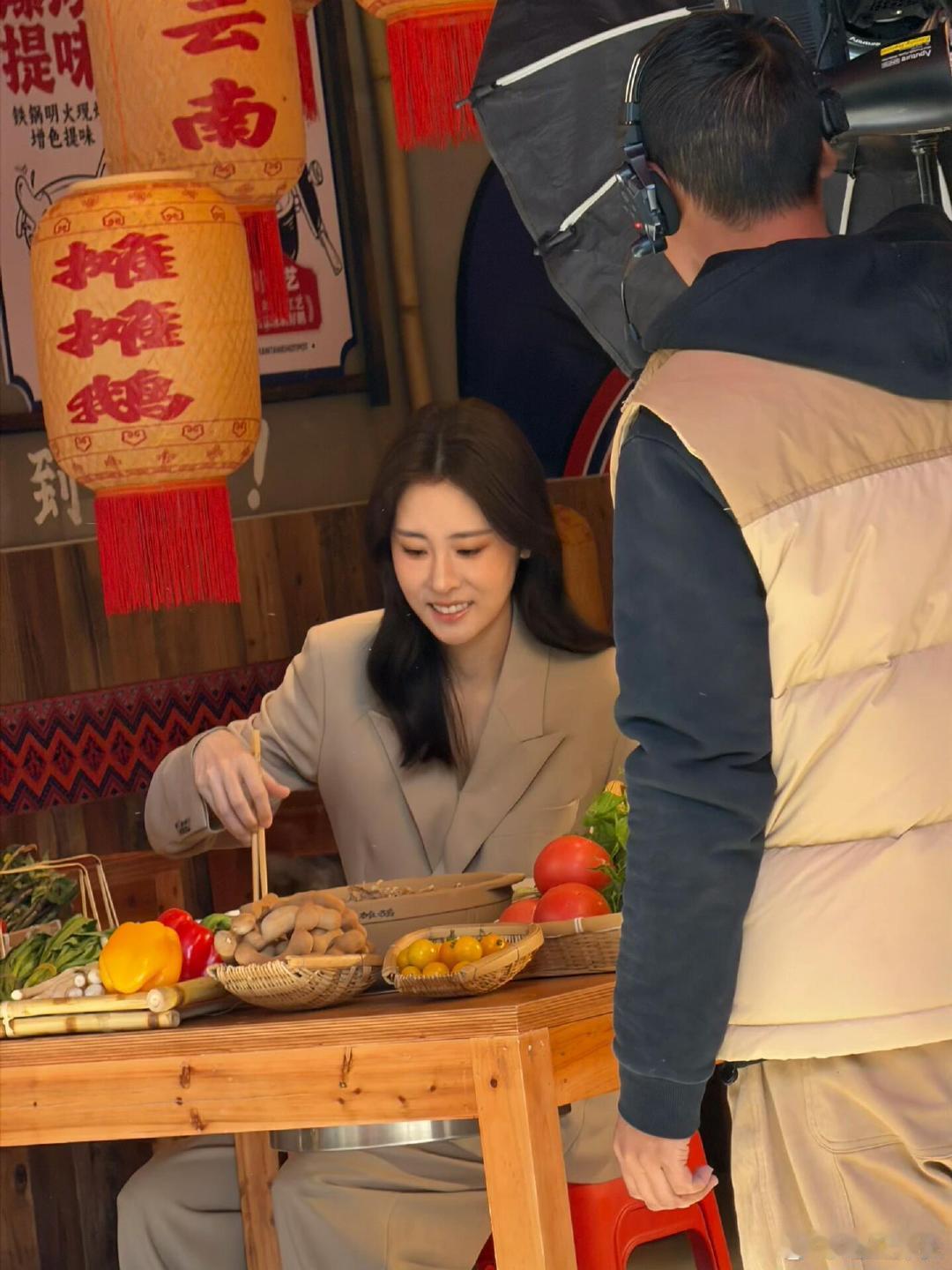 偶遇张碧晨昆明拍摄昆明偶遇张碧晨拍摄网友在昆明偶遇张碧晨拍摄了，她穿浅西装，拿筷
