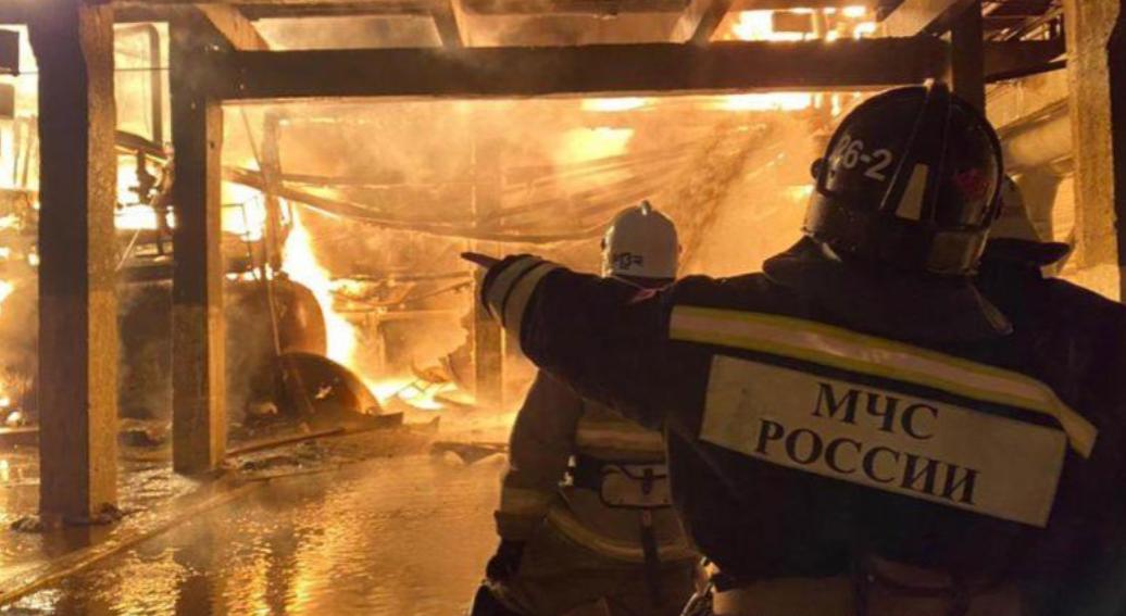 1死50伤!俄罗斯最大石化厂突然爆炸，附近空气刺鼻居民楼狂晃





在整个3