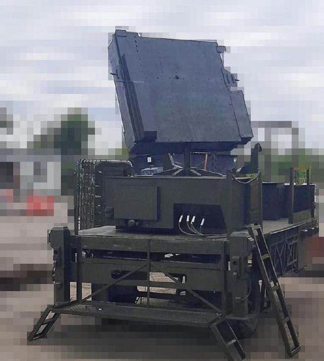 在使用木制和充气假目标欺骗俄军的无人机以引诱俄军价值数百万美元的巡航导弹进行攻击