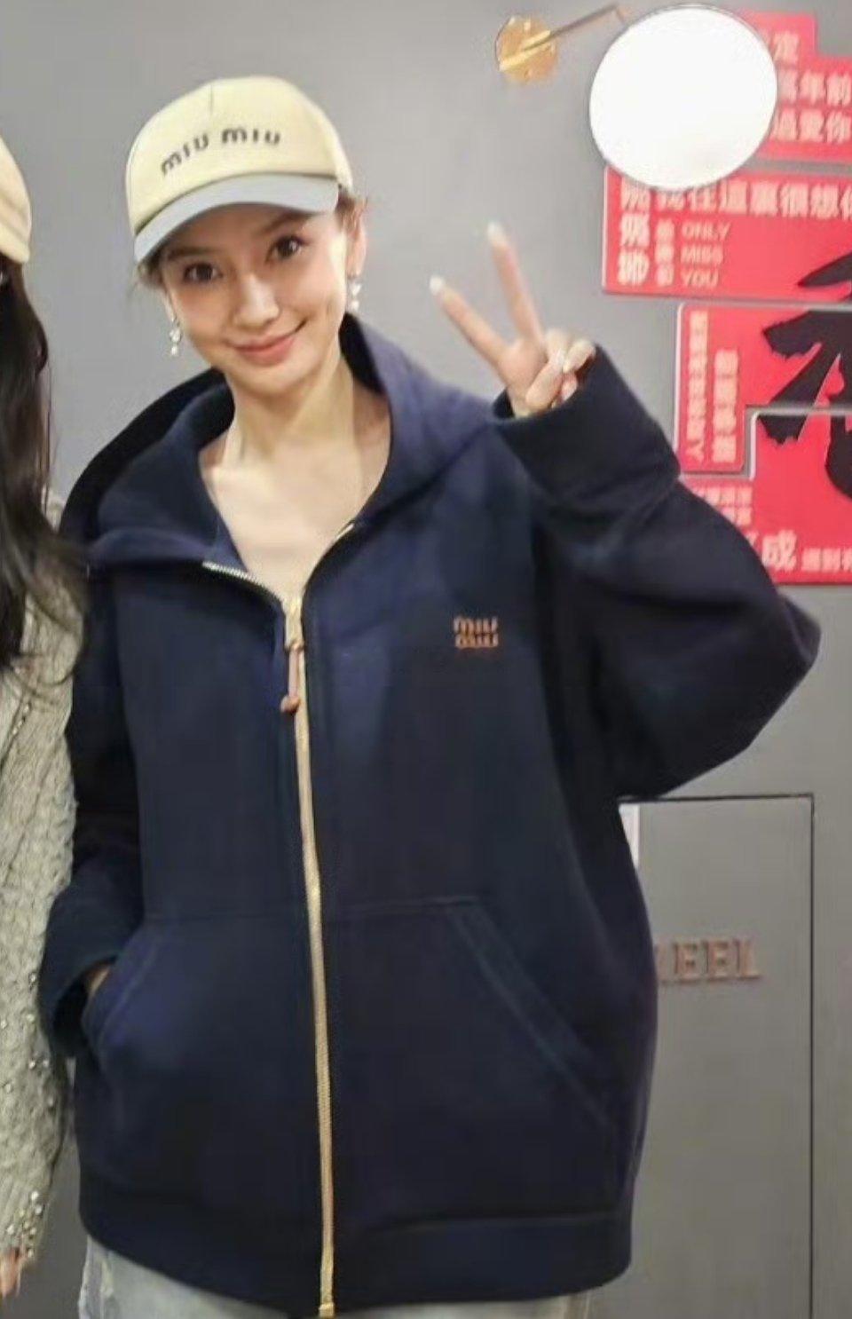 明明昨天状态看着还行啊，这张的眼睛和嘴巴…… 