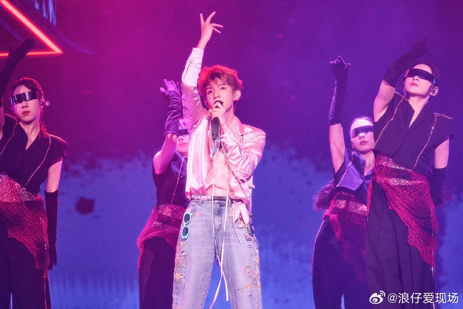王源相约海口  今日，官宣加盟湖南卫视跨年晚会，“去热爱活出彩”，将狂欢的乐声带