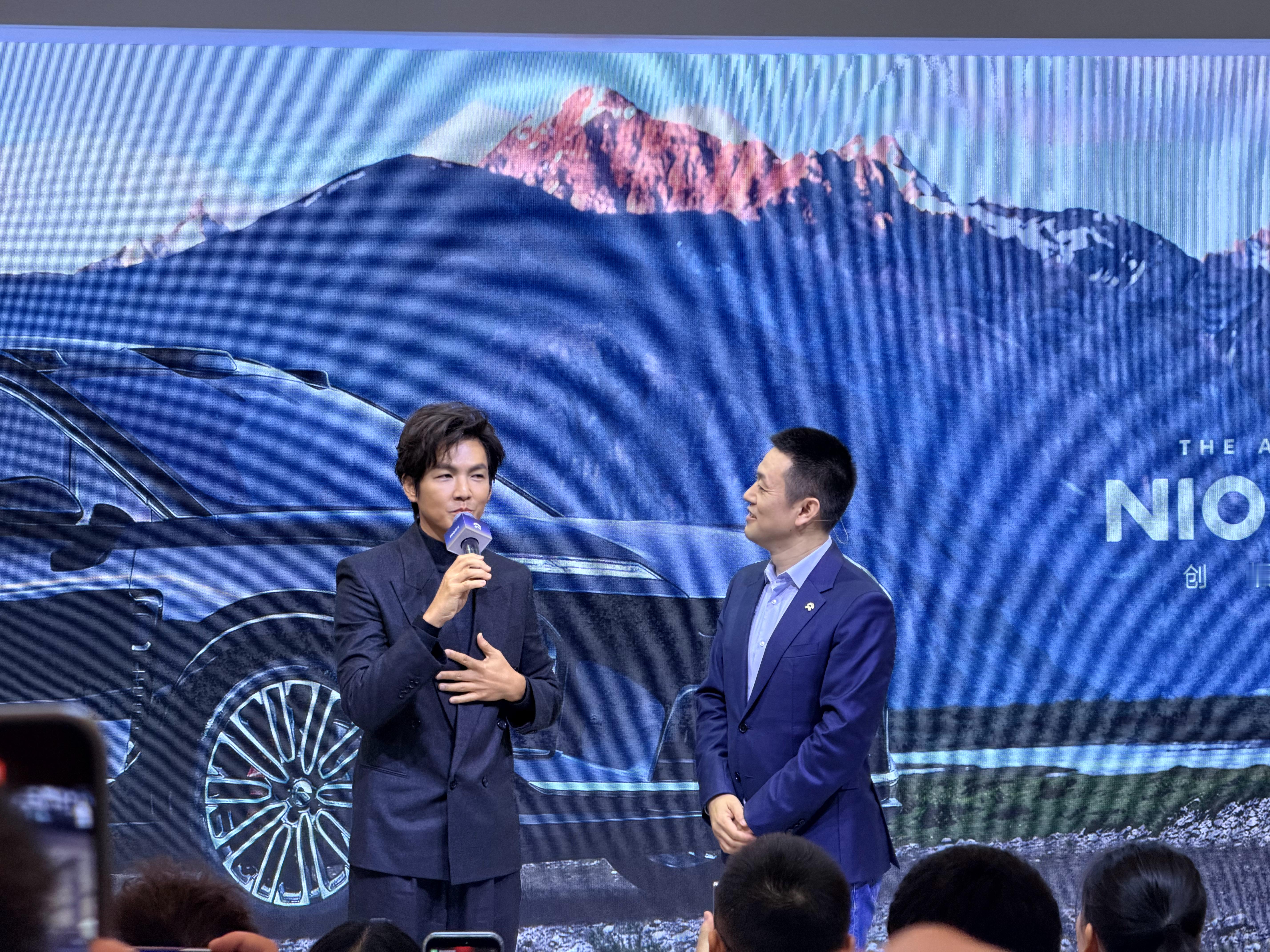 靠，跟钟汉良做车友了？他订了台全新ES8。