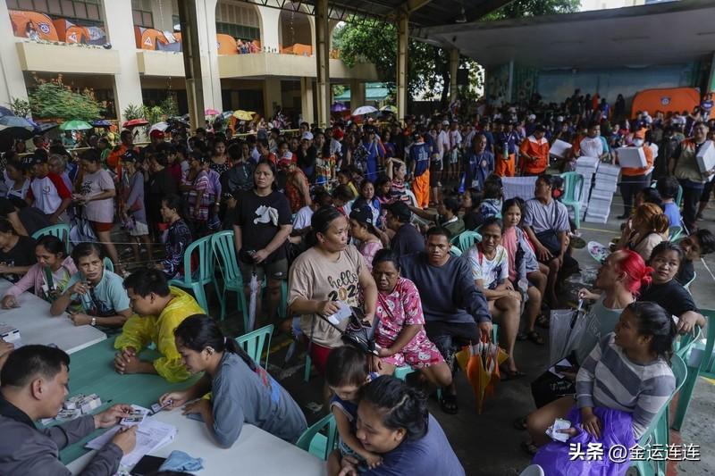 菲律宾全国进入灾难状态 心疼菲律宾人民，这灾难太可怕了。当地时间11月6日，总统