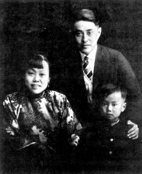 第一张照片，是杨振宁先生与父母在厦门拍的全家福。

那是1929年，先生的父亲杨
