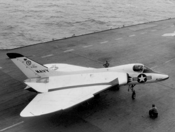 1953年，停在航母上的道格拉斯XF4D-1舰载战斗机的原型机。